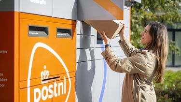 Het volle stroomnet is voor bedrijven en burgers die een nieuwe aansluiting willen steeds vaker een probleem. PostNL heeft een oplossing bedacht zodat het bedrijf toch snel veel nieuwe pakketautomaten kan plaatsen.