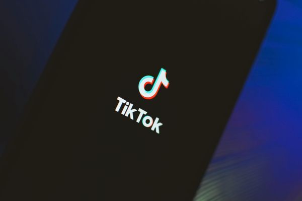 Mensen in Albanië mogen vanaf volgend jaar geen TikTok meer gebruiken. De regering heeft dat besloten nadat een veertienjarige jongen omkwam bij een steekpartij.