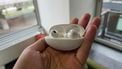 Toen ik de Huawei Freebuds Neo voor het eerst zag, was het lastig om ze niet te vergelijken met AirPods Pro. De oortjes hebben, vooral in de witte variant, namelijk erg veel weg van het design. Alleen lijkt het steeltje nogal afgeknipt te zijn. Dat is knap, maar haal je er ook wat uit?