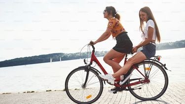 Op de elektrische fiets met z' tweeën? Hier moet je rekening mee houden