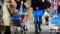 Sinds zondagmiddag kampen Albert Heijn, Etos en Gall & Gall met een IT-storing. De drie winkels vallen onder hetzelfde moederbedrijf: Ahold Delhaize. Volgens Ahold Delhaize gaat het om een beveiligingsprobleem in het eigen netwerk. Om de IT-omgeving te beschermen, heeft het bedrijf preventief een aantal systemen uitgeschakeld. Wat de precieze oorzaak van het probleem is, laat het bedrijf nog niet weten. Het gevolg is dat de websites en apps van de verschillende winkels niet goed werken. Wie de website van Albert Heijn bezoekt, krijgt een storingsscherm te zien. Daarop zijn veelgestelde vragen te lezen. Ook de app van de supermarkt werkt grotendeels niet. De Bonuskaart is nog wel zichtbaar. Het probleem blijft niet alleen bij de website en de app. Albert Heijn bezorgt tijdelijk geen online bestelde boodschappen. Heb je dus eerder boodschappen besteld, dan zal je voorlopig nog geduld moeten hebben. In de winkels zelf kan je nog wel gewoon shoppen. Ook daar zijn echter problemen. Zo staan op de elektronische schapkaartjes mogelijk nog de actieprijzen van vorige week, terwijl de kassa's de huidige prijzen rekenen. Daarnaast werken spaarsystemen die aan de app of persoonlijke Bonuskaart gekoppeld zijn niet. Ook persoonlijke kortingen zoals Mijn Bonus Box zijn tijdelijk niet te gebruiken. Klanten die hierdoor persoonlijke kortingen mislopen, worden volgens Albert Heijn gecompenseerd zodra dat mogelijk is. Wel adviseert de supermarkt om de kassabon goed te bewaren. Wil je dus boodschappen doen, dan is het wellicht verstandiger om nog even te wachten als je zeker wil weten dat je geen persoonlijke korting of spaarvoordeel misloopt. Het is onbekend wat de precieze oorzaak van de storing is. Daarnaast is het ook nog niet duidelijk hoe lang de problemen gaan duren. Ahold Delhaize zegt dat het incident wordt onderzocht en dat wordt gewerkt aan het herstel van de diensten.