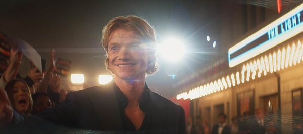 DC doet het opnieuw helemaal anders. Terwijl Marvel steeds grotere werelden, heldenteams en CGI-gevechten uit de kast trekt, kiest DC met Clayface voor iets dat een stuk ongemakkelijker voelt: een ranzige bodyhorrorfilm over een acteur die letterlijk zijn gezicht verliest.