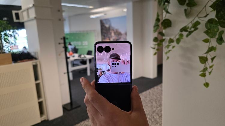 De Motorola Razr 70 Ultra maakt helaas minder groter sprongen dan zijn voorganger, maar blijft wel op hetzelfde prijskaartje. Is dat genoeg om een aankoop te verantwoorden?