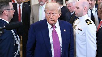 De Amerikaanse president Donald Trump vertrekt na het ondertekenen van een wetsvoorstel dat de Californische regel blokkeert die de verkoop van nieuwe auto's op gas verbiedt voor 2035 in de East Room van het Witte Huis in Washington, DC op 12 juni 2025. President Trump zei donderdag dat hij in de nabije toekomst mogelijk de tarieven op geïmporteerde auto's zal verhogen, in een poging om de binnenlandse productie te ondersteunen. SAUL LOEB / AFP