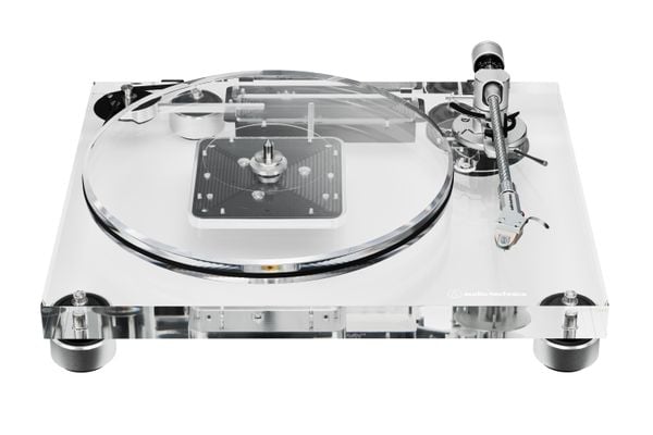De platenspeler in kwestie is een vernieuwing van de AT-LP2022, dat oorspronkelijk in 2022 verscheen. Beide modellen hebben een bijzonder aspect, namelijk dat het hele ontwerp doorzichtig is. Audio-Technica krijgt dat voor elkaar door acryl als materiaal te gebruiken. Niet alleen de kast is van acryl, zelfs de draaitafel zelf kan dwars doorheen gekeken worden.