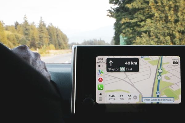 Veel mensen gebruiken Google Maps om te navigeren, maar bij iPhone gebruikers is ook Apple Kaarten populair. In die app zullen vanaf deze zomer reclames te zien zijn.