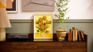 Lego-sets zijn leuk om neer te zetten in een vitrinekast of op de vensterbank, maar aan de muur hangen is ook een tof idee.