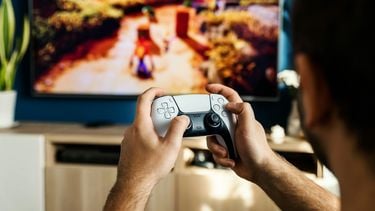 Een televisie en een gameconsole kunnen allebei 4K en 120 Hz ondersteunen, maar tijdens het spelen toch heel anders aanvoelen. Op een tv spelen formaat, kijkafstand, paneel techniek en beeldverwerking een grotere rol. Bovendien wordt zo'n scherm meestal niet alleen voor games gebruikt. Dezelfde televisie moet misschien overdag tegen flink wat daglicht op kunnen en 's avonds donkere filmscènes goed weergeven.