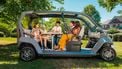 Het Amerikaanse Club Car heeft een hele bijzondere golfwagen onthuld. De CRU heeft namelijk een hoekbank en tafel inbegrepen.