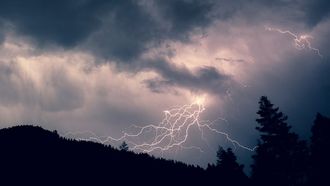 Moet je met onweer de stekkers van je apparaten uit het stopcontact trekken?