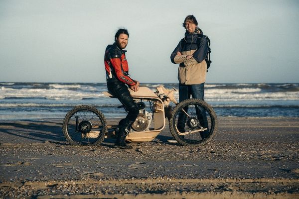 motorfiets van hout met algenoliemotor
