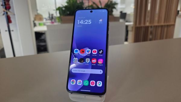 De Motorola Razr 70 Ultra maakt helaas minder groter sprongen dan zijn voorganger, maar blijft wel op hetzelfde prijskaartje. Is dat genoeg om een aankoop te verantwoorden?