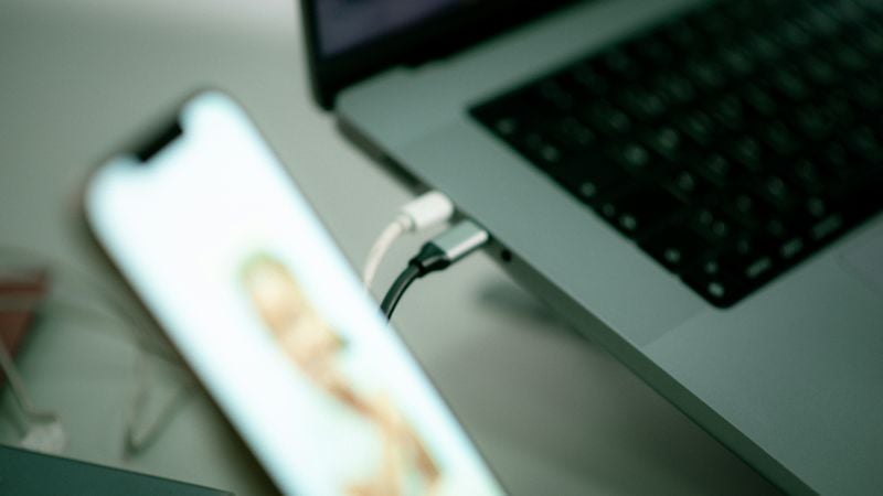 Deze kabel heeft iedereen in huis en sloopt stilletjes je smartphone