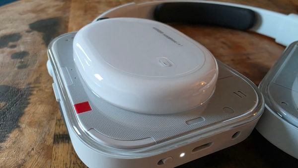 Je kunt met de Headphones (a) dus dagenlang flaneren op straat, al dan wel met iets meer plastic in bouw en geluid.