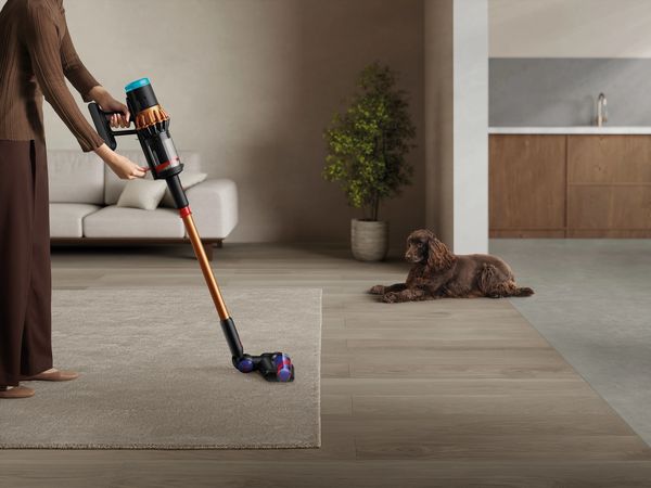 Dyson heeft tijdens de IFA-beurs in Berlijn 11 nieuwe producten onthuld. De meest interessante is toch wel ultra dunne stofzuiger.