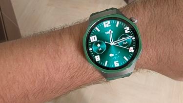 De Huawei Watch GT 7 Pro zit vol functies voor fanatieke buitensporters. Maar juist de accu maakt hem ook interessant voor mensen die vooral vergeten hun smartwatch op te laden. Job testte het horloge
