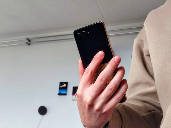 Een vouwtelefoon voor het eerst gebruiken is een nieuwe ervaring. De Motorola Razr 60 Ultra houdt die nieuwigheid echter erg lang leuk.