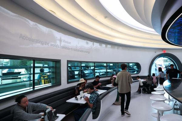 Elon Musk opent zijn eerste bizarre Tesla-restaurant