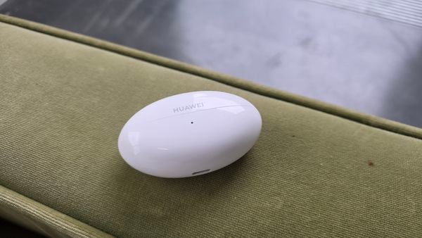Toen ik de Huawei Freebuds Neo voor het eerst zag, was het lastig om ze niet te vergelijken met AirPods Pro. De oortjes hebben, vooral in de witte variant, namelijk erg veel weg van het design. Alleen lijkt het steeltje nogal afgeknipt te zijn. Dat is knap, maar haal je er ook wat uit?