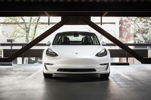Jarenlang was het in Nederland niet toegestaan om de zelfrijdende software in je Tesla te gebruiken. Vanaf nu mag dat wel. Dit moet je erover weten.