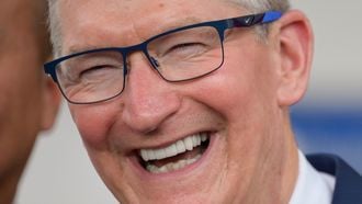 Apple verdient miljarden, maar hoeveel steekt CEO Tim Cook in z'n zak? 