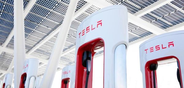 Tesla wil elektrische auto universeel laden, maar het is een ramp