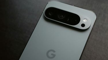 Voor iPhone-gebruikers is de AirTag de afgelopen jaren een soms haast onmisbaar accessoire geworden. Google lijkt nu aan een directe concurrent te werken, maar dan voor mensen met een Android-telefoon.