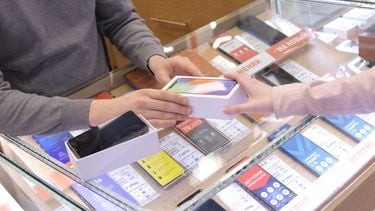 Het lijkt erop dat de smartphonemarkt dit jaar aanzienlijk gaat krimpen. Tegelijkertijd pakken Apple en Samsung juist een groter marktaandeel dan voorgaande jaren.
