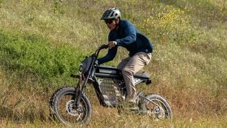 De veel te snelle elektrische fiets die op een crossmotor lijkt