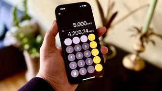 Als je buiten Europa op vakantie gaat, krijg je te maken met vreemde valuta. Als je iets wil omrekenen naar euro's dan kan dit best lastig zijn. Met deze iPhone tip voor je rekenmachine kom je er heel gemakkelijk achter hoeveel iets kost in euro's