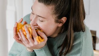 Waarom jij die zak chips na één chip niet meer weg kunt leggen