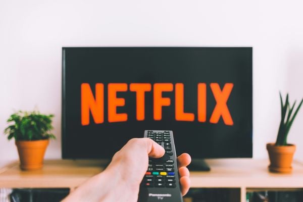 Netflix brengt in maart een goedkoper abonnement uit. Abonnees betalen dan maandelijks minder, maar moeten wel reclames kijken.