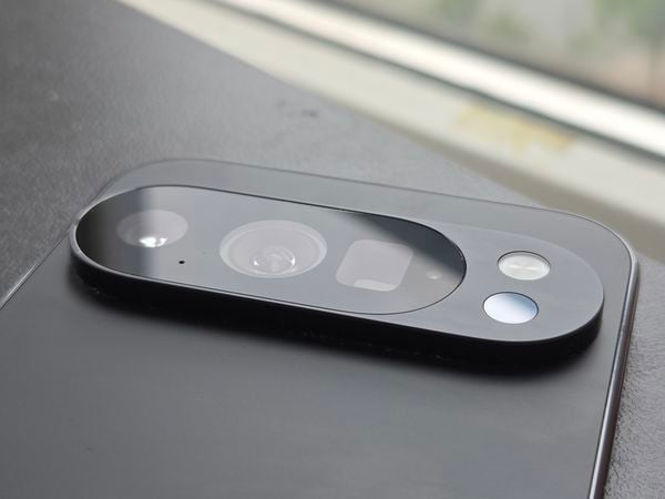 Google heeft alweer zijn tiende Pixel-telefoon uitgebracht, maar het jubileum wordt niet uitbundig gevierd.