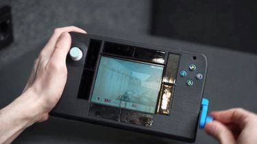 Onderzoekers van de TU in Delft hebben een handheld gebouwd die draait op zonnestroom en stroom die je zelf opwekt door aan een zwengel te draaien.