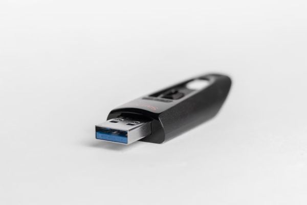 Waarom je die USB-aansluiting op je smart-tv echt wil gebruiken