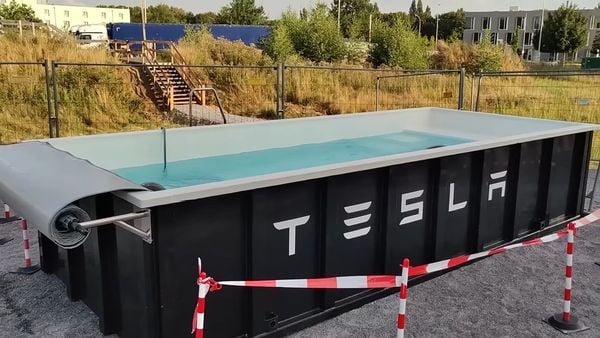 Tesla, zwembad, supercharger