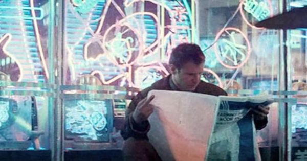 Harrison Ford leest krant in Blade Runner