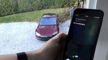 Tesla App met Siri