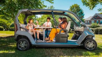 Het Amerikaanse Club Car heeft een hele bijzondere golfwagen onthuld. De CRU heeft namelijk een hoekbank en tafel inbegrepen.