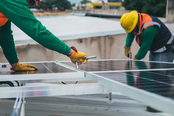 De salderingsregeling voor mensen met zonnepanelen gaat definitief verdwijnen, zo is deze week besloten. Dit is wat je moet weten.