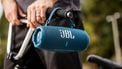 JBL heeft twee nieuwe draagbare speakers aangekondigd. De JBL Flip 7 en de JBL Charge 6 zijn ideale speakers voor als je een dagje naar het strand gaat of een feestje in je achtertuin wilt bouwen. Beide maken gebruik van AI Soundboost en de Charge 6 kan je zelfs gebruiken als powerbank.