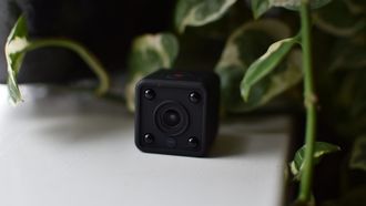 Zo controleer je op verborgen camera's in je Airbnb