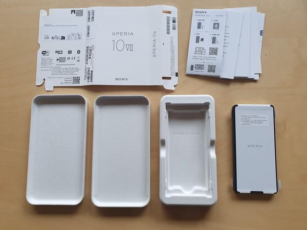 Het lijkt er op dat usb-kabels ook langzamerhand uit de dozen van smartphones verdwijnen. Blijft er überhaupt nog iets over?