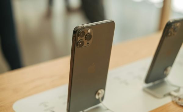 Het lijkt erop dat de smartphonemarkt dit jaar aanzienlijk gaat krimpen. Tegelijkertijd pakken Apple en Samsung juist een groter marktaandeel dan voorgaande jaren.