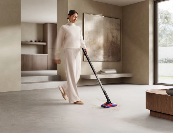 Dyson heeft tijdens de IFA-beurs in Berlijn 11 nieuwe producten onthuld. De meest interessante is toch wel ultra dunne stofzuiger.