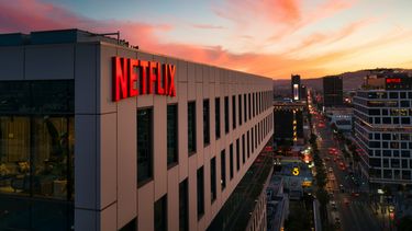 Netflix brengt in maart een goedkoper abonnement uit. Abonnees betalen dan maandelijks minder, maar moeten wel reclames kijken.