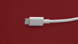 Het lijkt er op dat usb-kabels ook langzamerhand uit de dozen van smartphones verdwijnen. Blijft er überhaupt nog iets over?