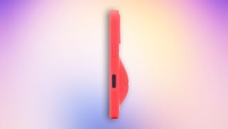 Popartiest Justin Bieber brengt een nieuw hoesje voor iPhones uit onder zijn Skylrk. Opvallend is dat het hoesje een zwangere buik heeft.