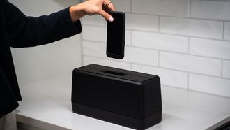 Een lege telefoon is natuurlijk super irritant. Een nieuw apparaat, dat lijkt op een broodrooster, moet ervoor gaan zorgen dat je daar nooit meer last hebt.