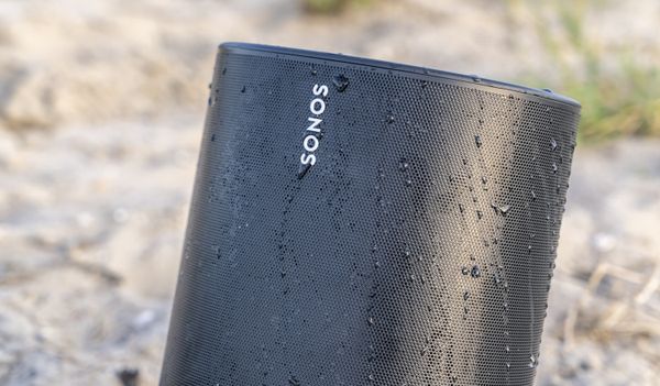 Sonos Move op het strand detail